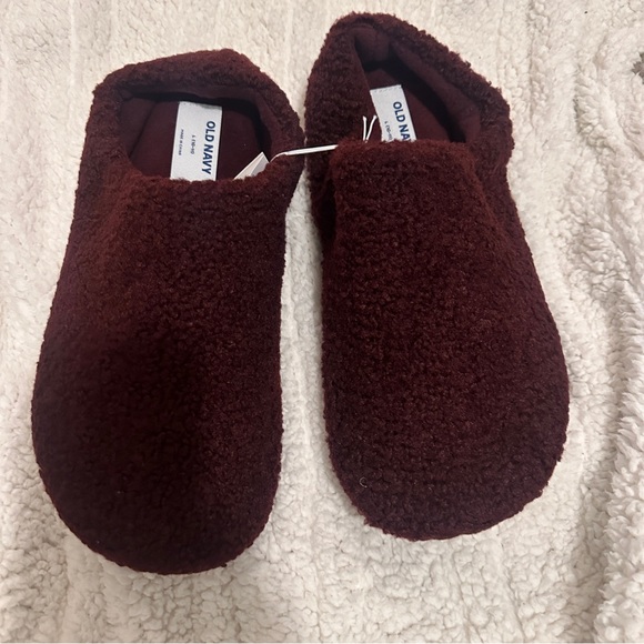 Old Navy Maroon Fleece Slippers New - Picture 1 of 5